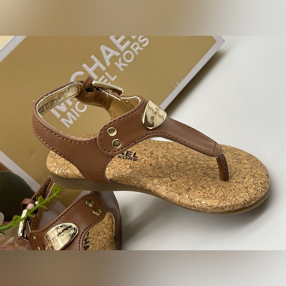 Michael Kors Girl’s Gold Tone Logo Plate Thong Sandals - Picture 10 of 12